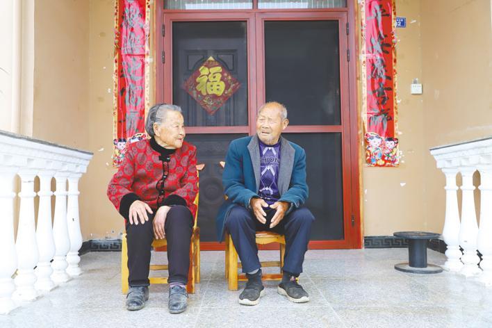93岁的李传忠仍可骑三轮车给婆婆买零食。湖北日报全媒记者 张诗秋 摄