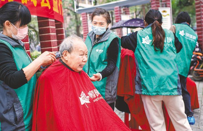 3月16日，在江岸区君安花园举行的公益活动上，照护师为103岁的吴益寿老人理发。
