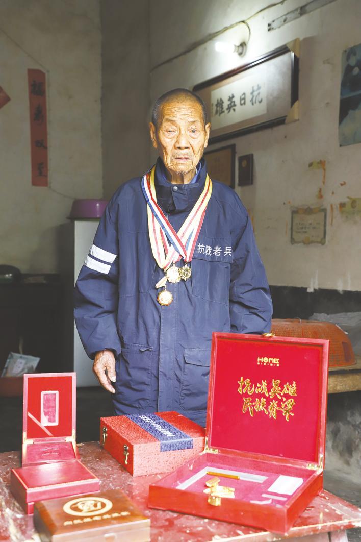 百岁老兵邓家贤做饭、种菜、锯柴样样能干。湖北日报全媒记者 张诗秋 摄