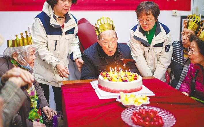 3月15日，在科苑社区举办的长者生日会上，100岁的黄啟知代表与会老人吹生日蜡烛。