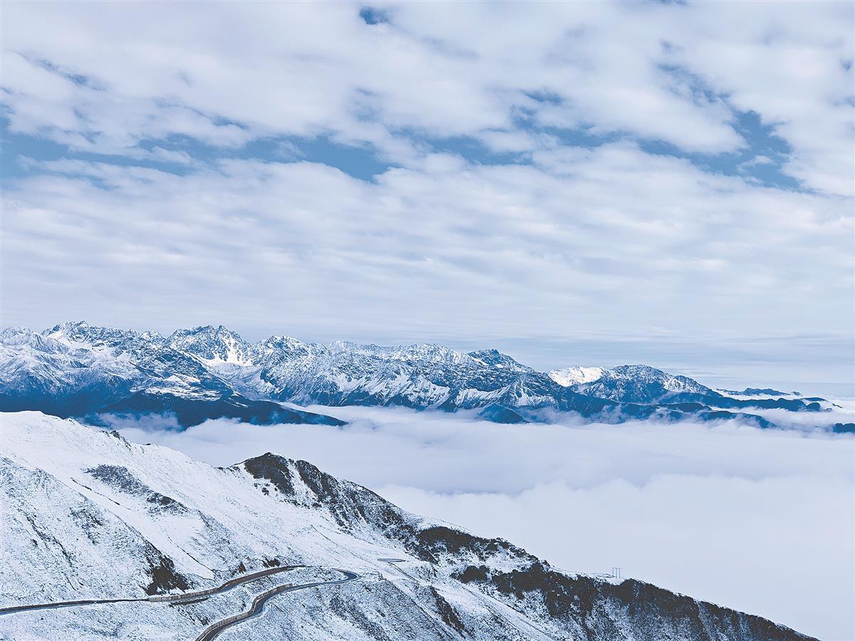 师生们翻越夹金山时看到的云海，摄于夹金山垭口。