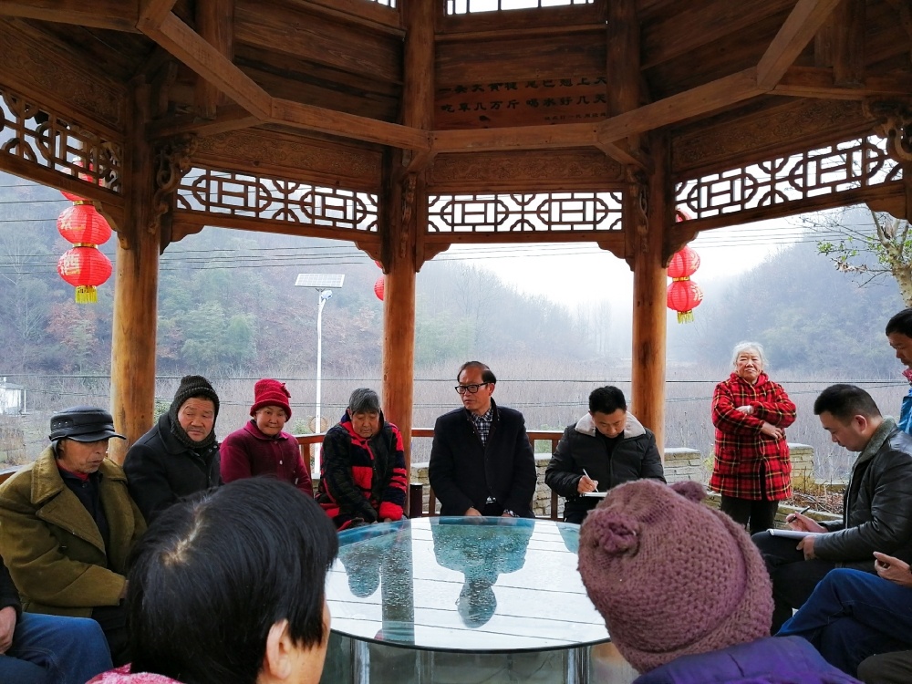 黄明星和村民座谈，了解情况