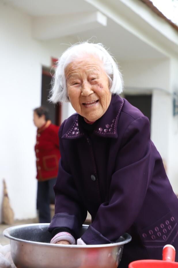 103岁的鞠兰英正在准备给女儿擀长寿面。湖北日报全媒记者 张诗秋 摄