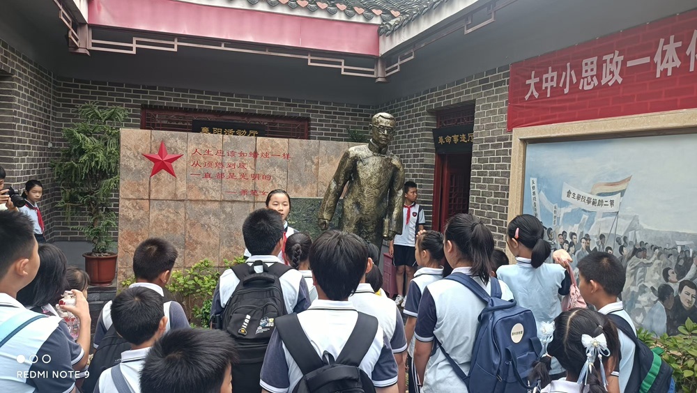 襄阳市第二十六中学在萧楚女纪念馆上思政课。
