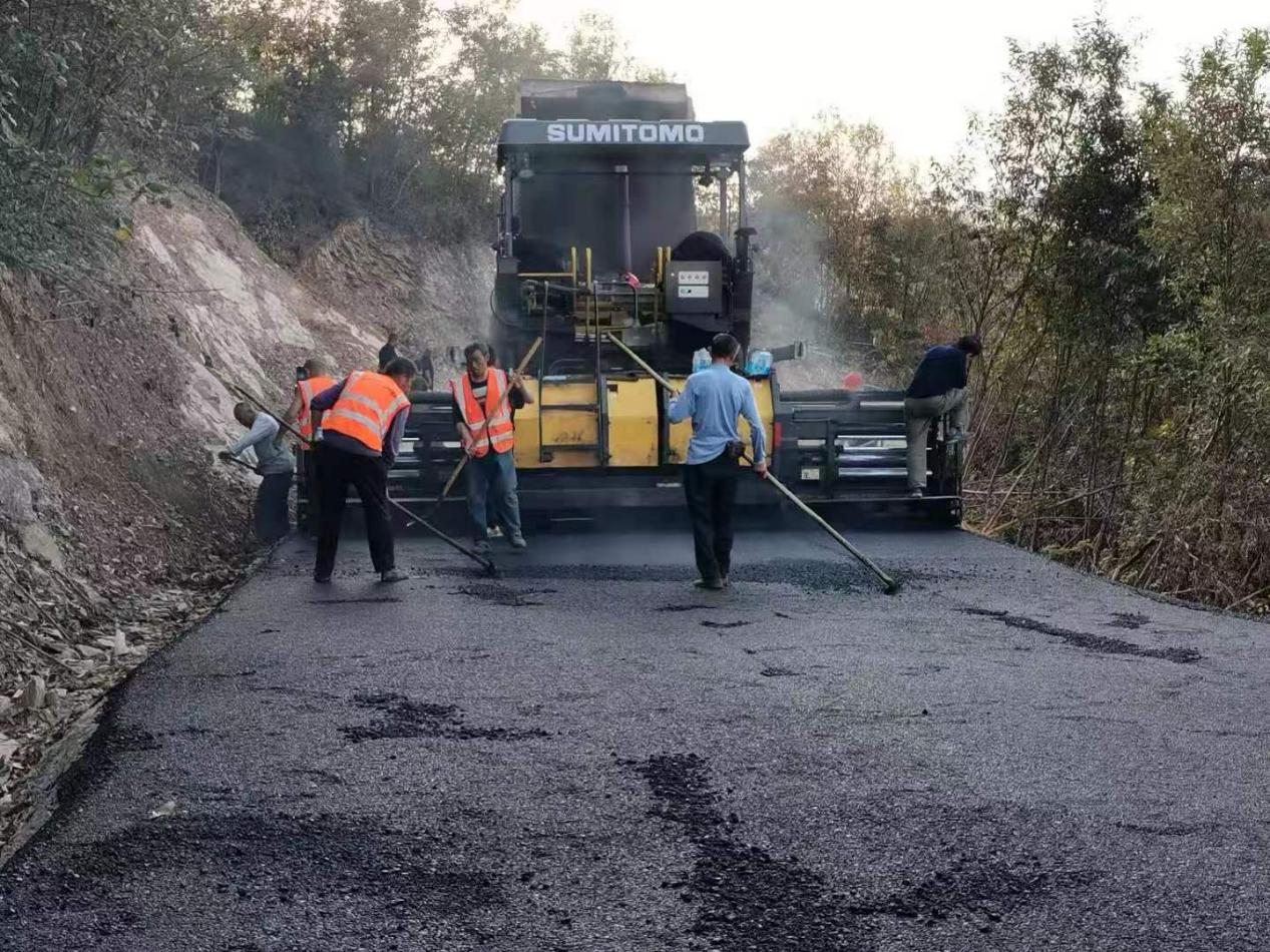 黄明星带领村民修路